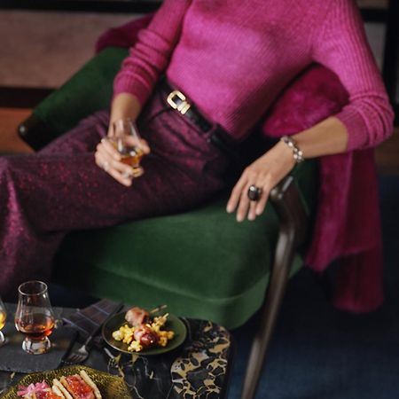 Renaissance Amsterdam Hotel Kültér fotó A woman drinking a glass of cognac