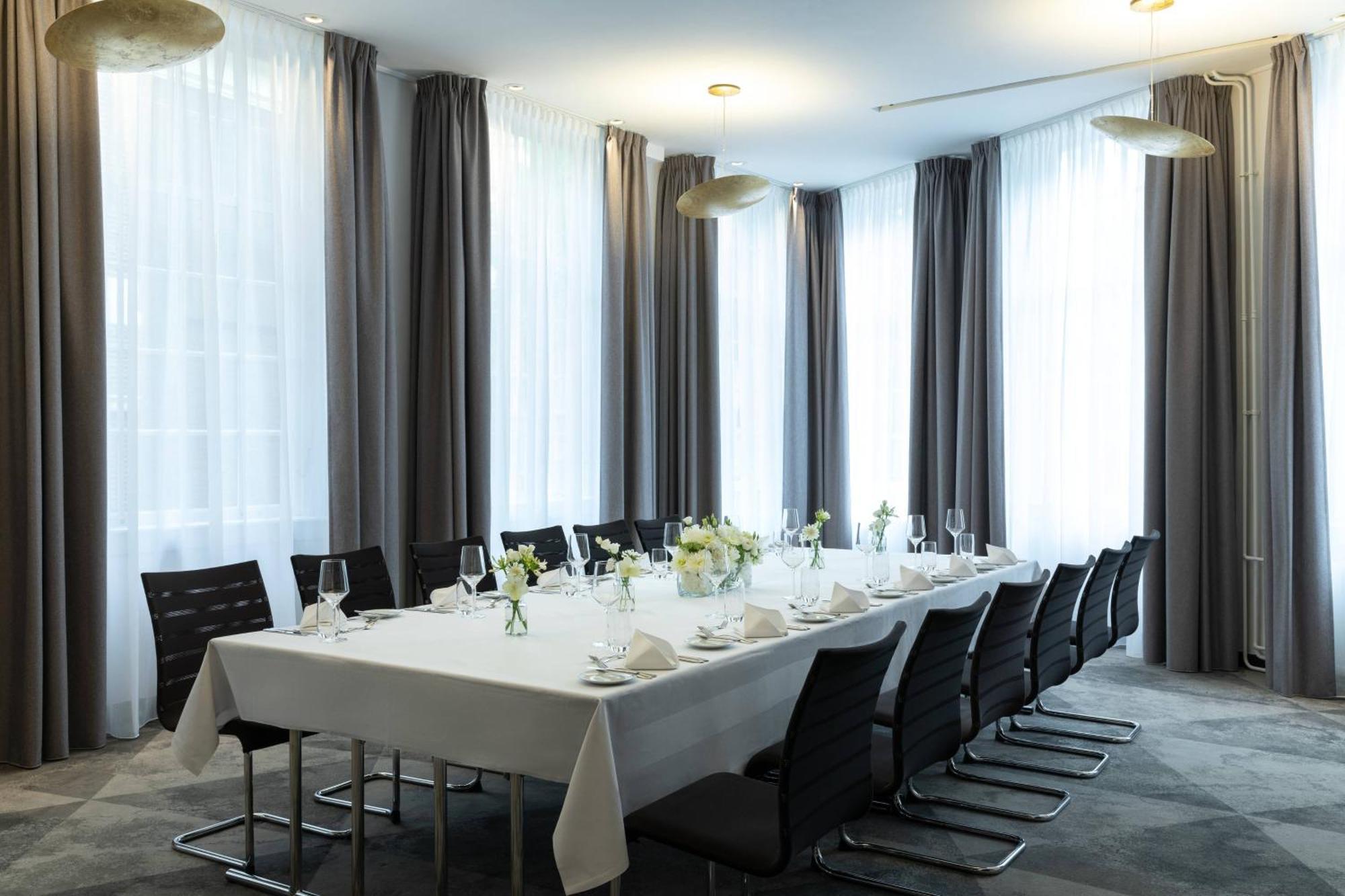 Renaissance Amsterdam Hotel Kültér fotó The boardroom at the London Stock Exchange