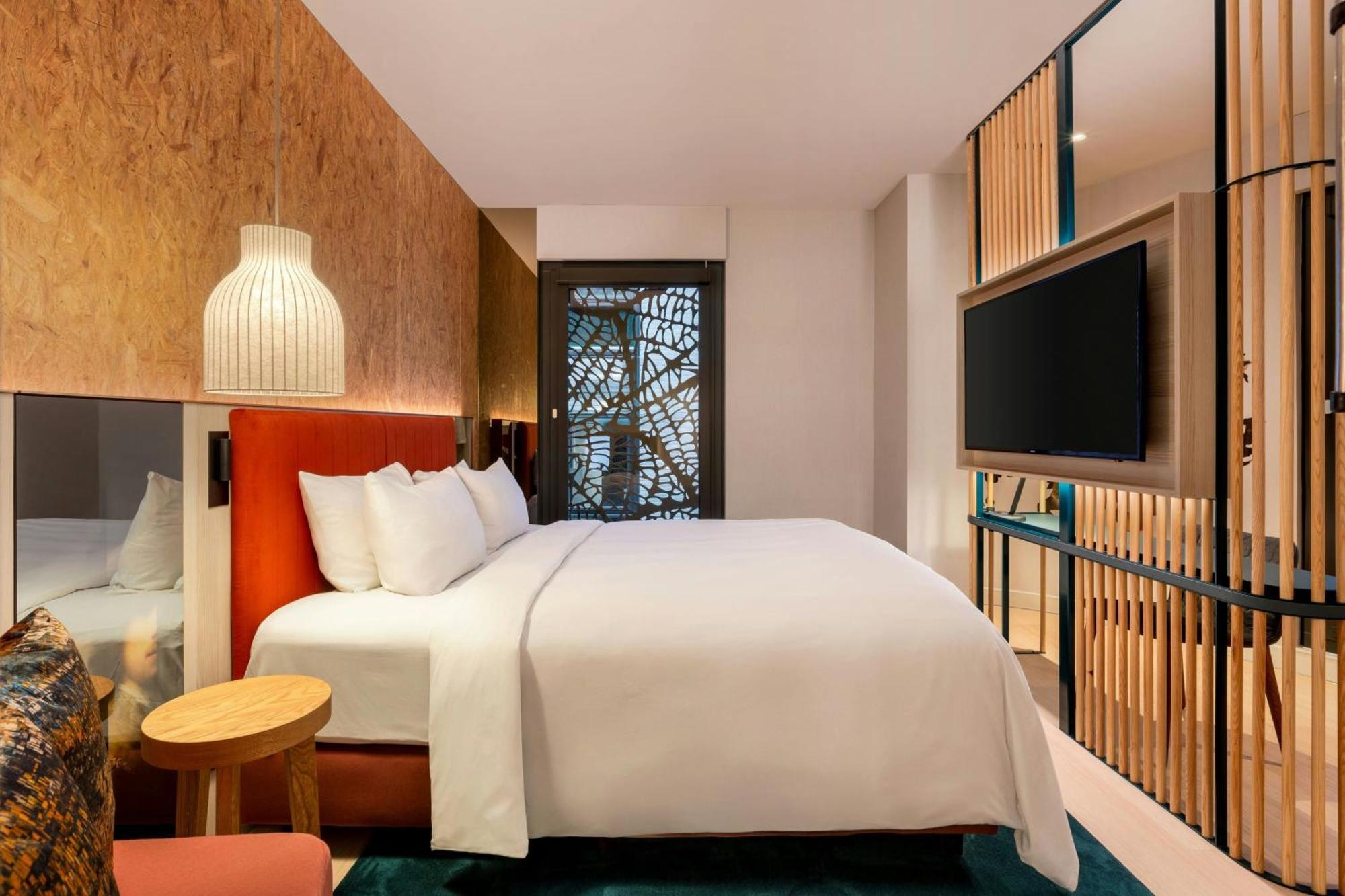Renaissance Amsterdam Hotel Kültér fotó A guest room at the hotel