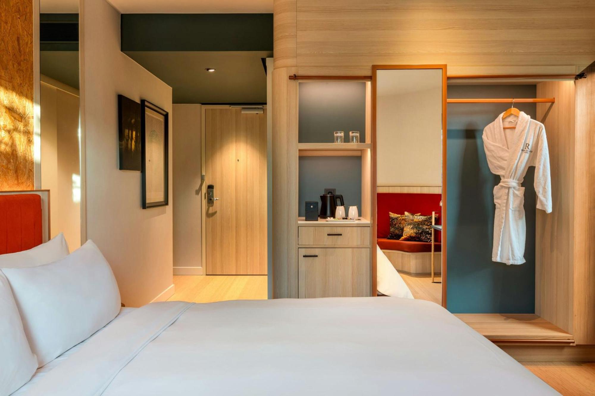 Renaissance Amsterdam Hotel Kültér fotó A room at the hotel