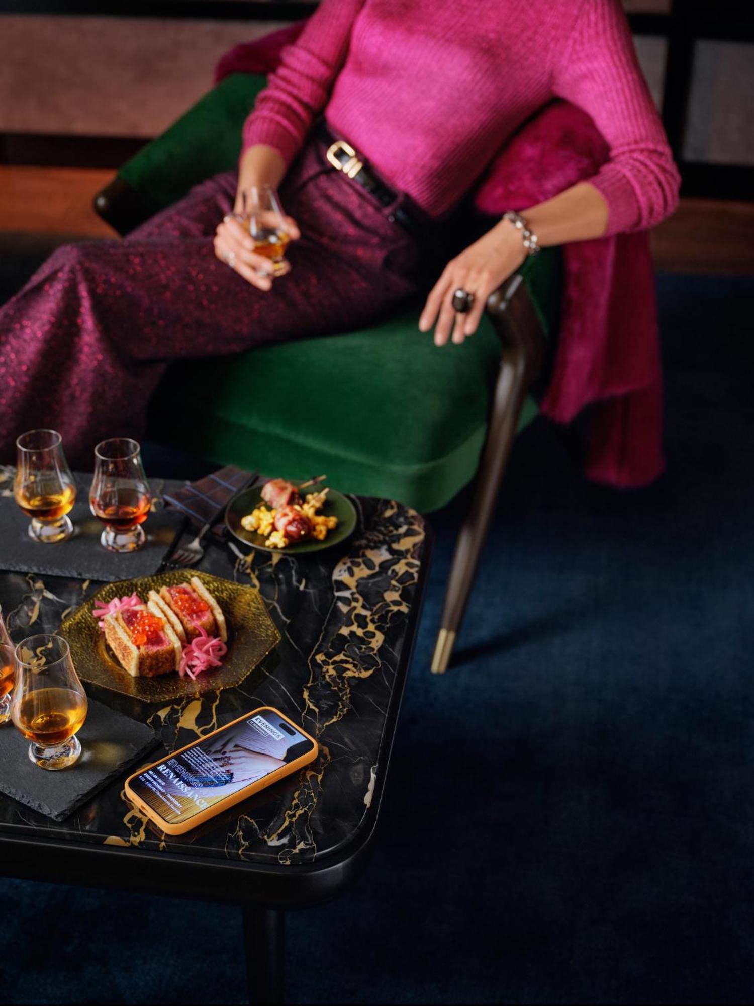 Renaissance Amsterdam Hotel Kültér fotó A woman drinking a cocktail